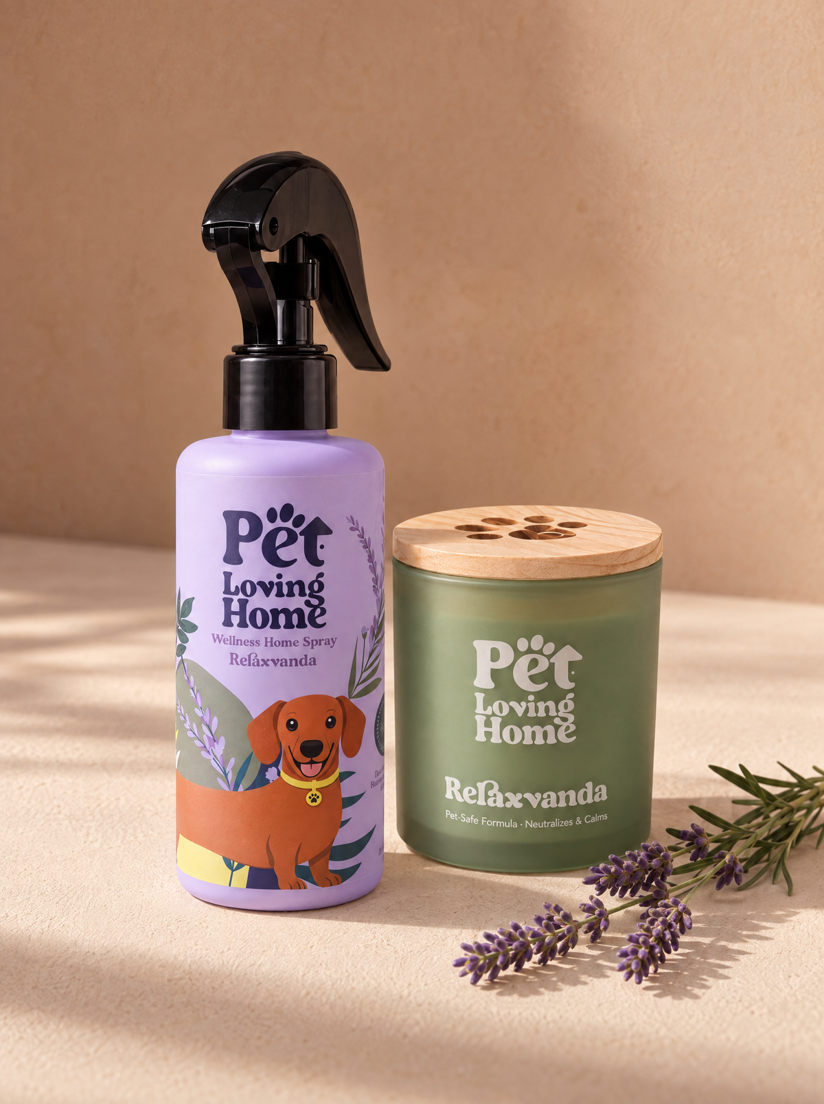 Pack Relaxvanda Pet Loving Home — vela aromática verde y spray lavanda lila sobre superficie cálida de piedra con rama de lavanda natural