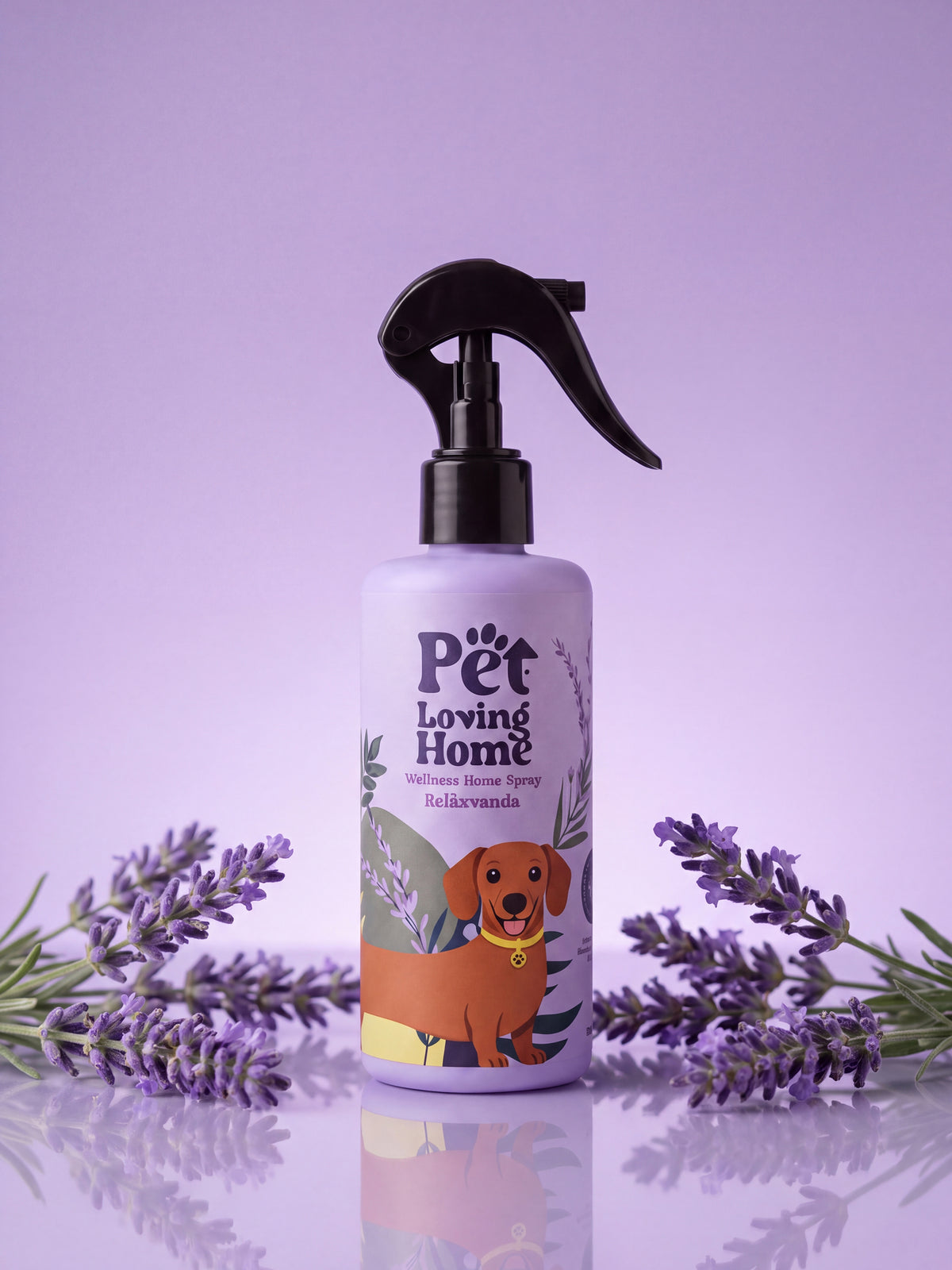Spray relajante de lavanda Pet Loving Home rodeado de flores de lavanda natural